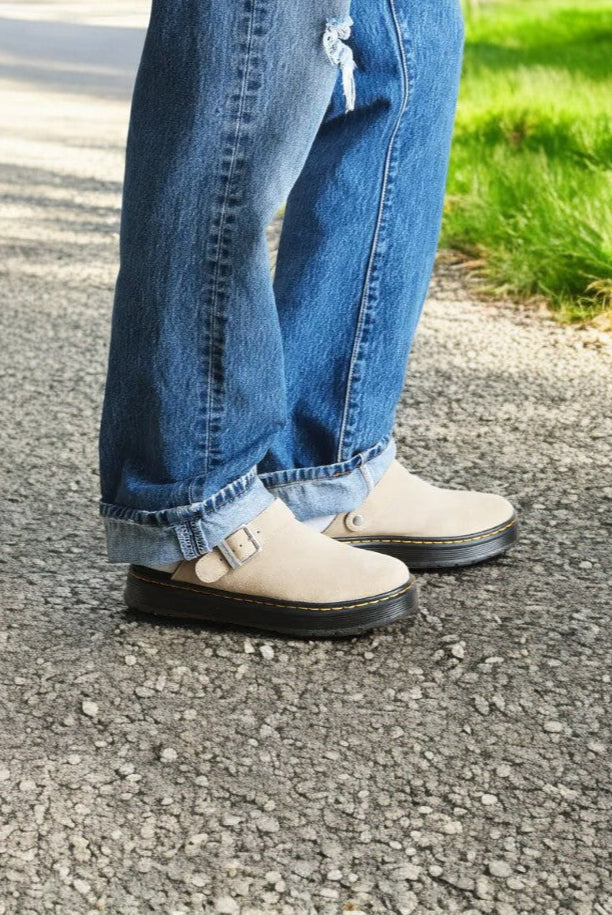 DR_MARTENS_BROOKLINE_MULE_SUEDE_LIGHT_TAN_MODEL_2-Photoroom.jpg